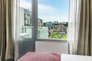 A room with a large window, a bed, and curtains. - Dazzler by Wyndham Buenos Aires Recoleta (Buenos Aires)