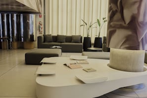 Coin salon dans le hall