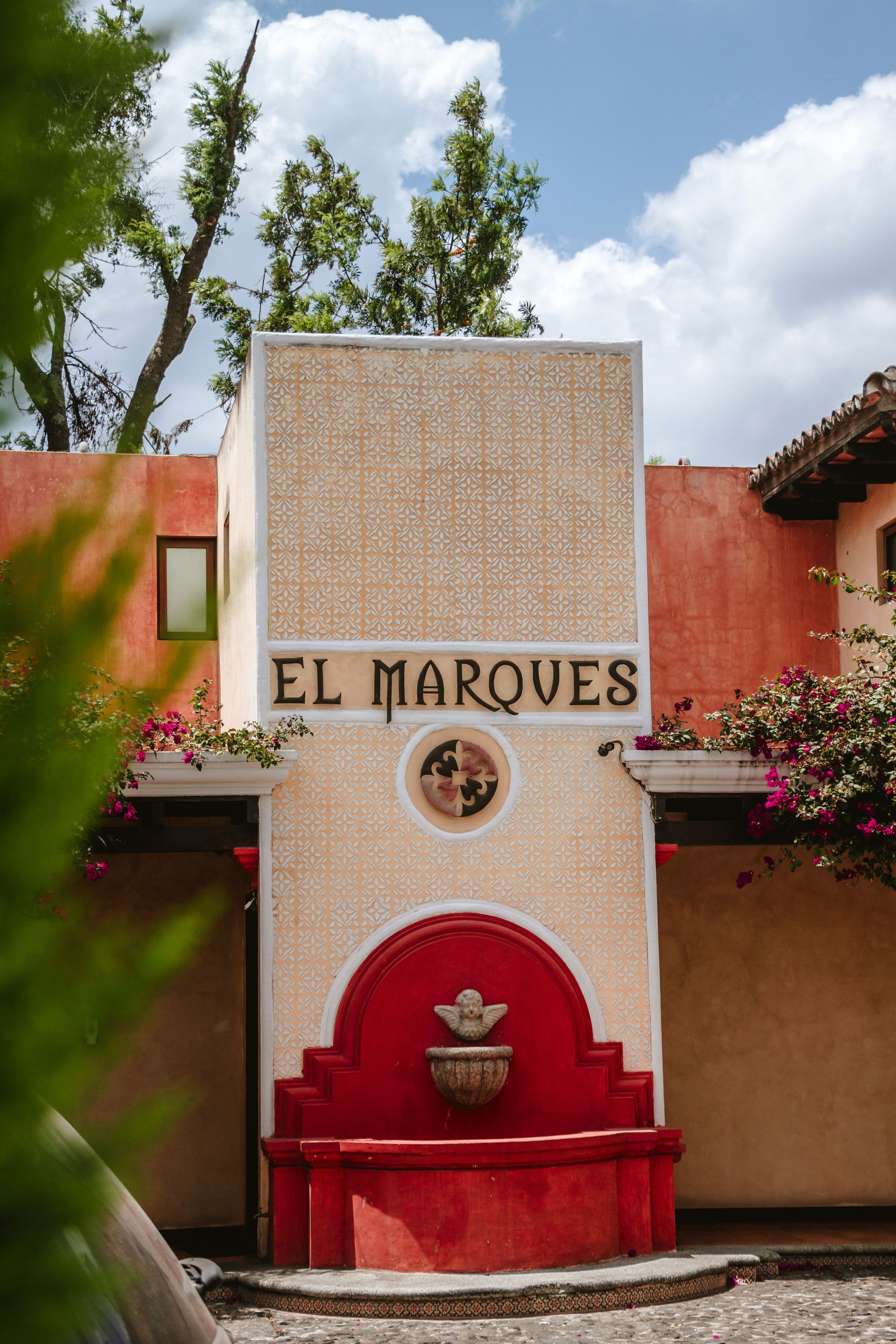En bygnings facade hvor navnet "EL MARQUES" er tydeligt skilt.