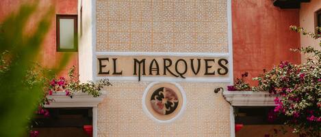 En bygnings facade hvor navnet "EL MARQUES" er tydeligt skilt.