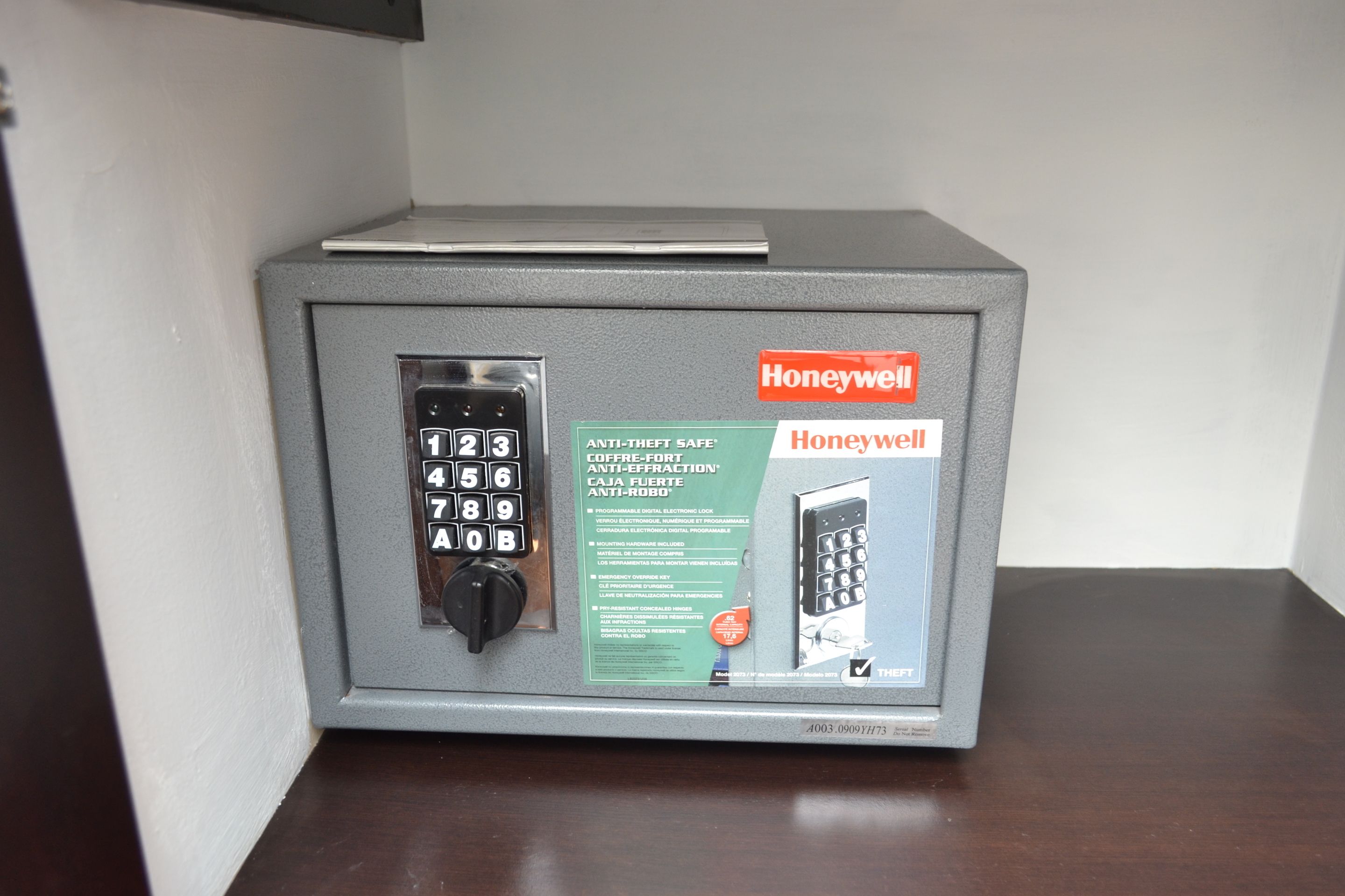 Una caja fuerte Honeywell con teclado, cerradura digital y una pantalla pequeña.