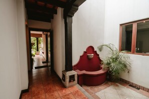 Télévision LCD de 32 pouces avec chaînes par câble, télévision, cheminée