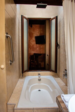 Suite, 1 Queen Bed with Sofa bed (Doña Beatriz) | Bathroom | Combined shower/tub, rainfall showerhead, free toiletries, hair dryer