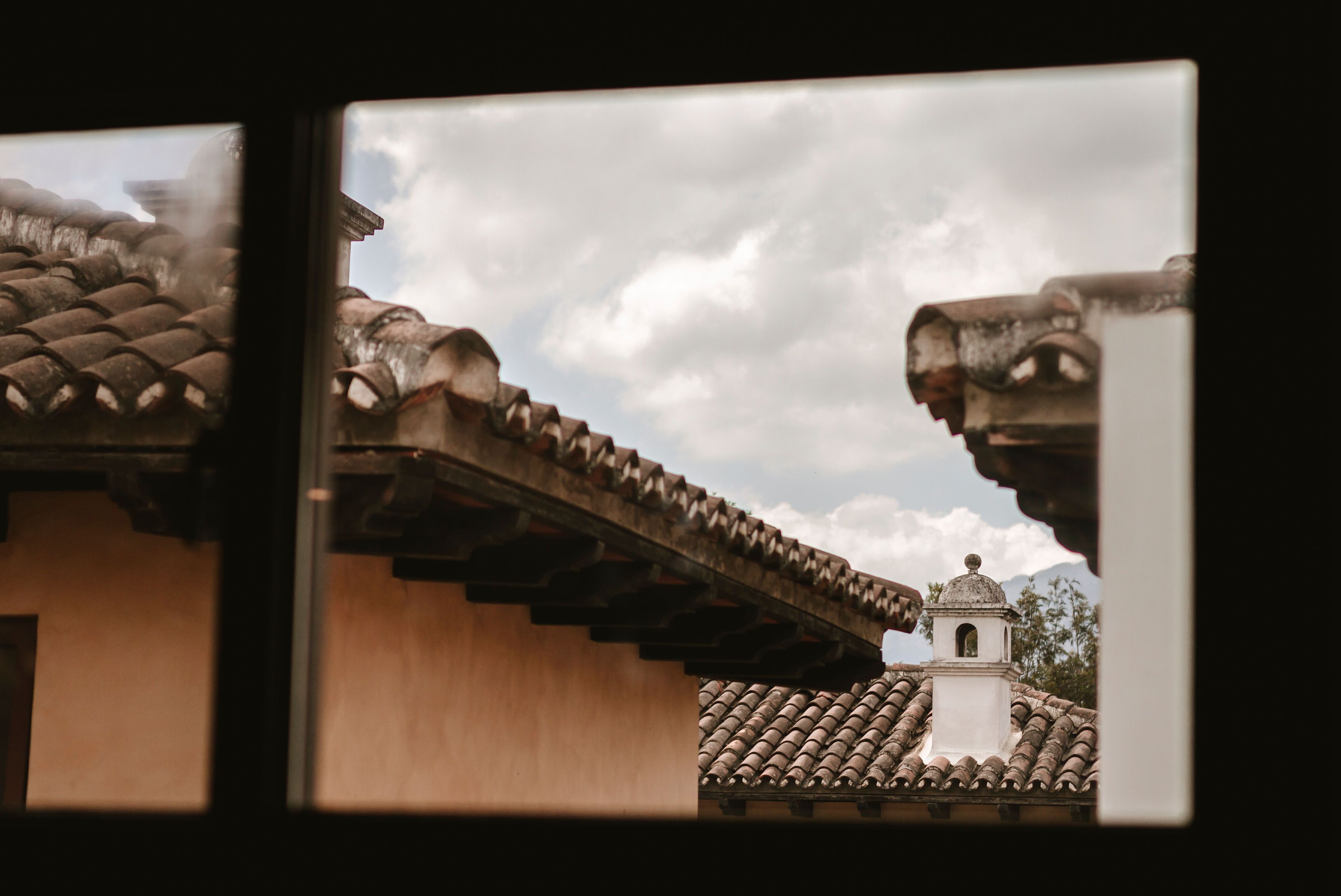 Un bâtiment traditionnel avec un toit en tuiles et un petit clocher.