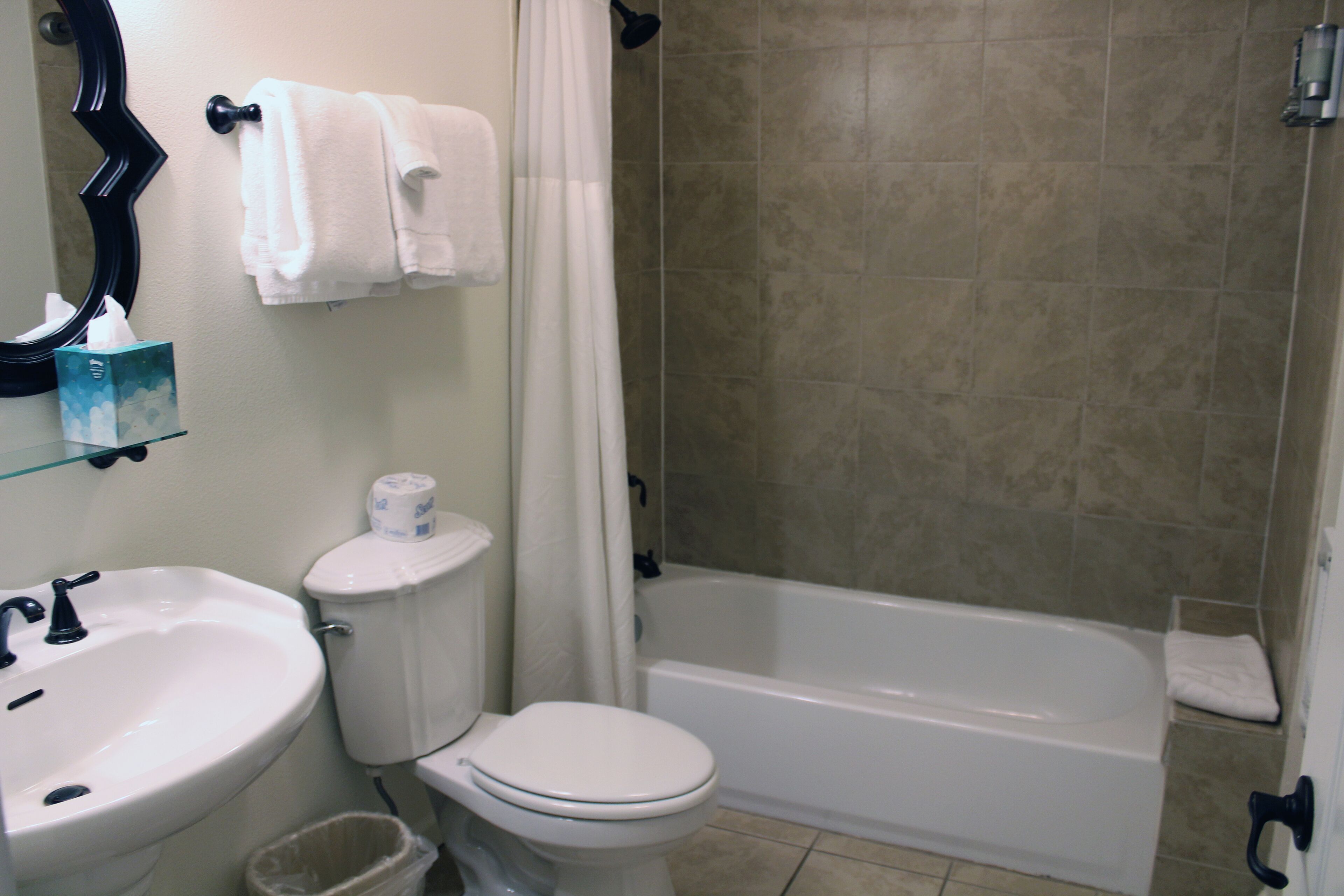 Kombinasi shower/bathtub dan perlengkapan mandi gratis