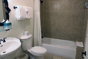 Combined shower/tub, free toiletries, hair dryer, towels