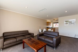 Suite, 2 Bedrooms | Living area