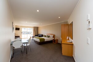 Suíte, 1 quarto | Roupas de cama premium, camas Select Comfort, escrivaninha