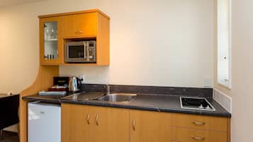 Studio | Private kitchenette | Microwave, stovetop, coffee/tea maker, electric kettle