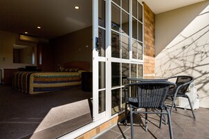 开间 | 高档床上用品、Select Comfort 床、办公桌、隔音