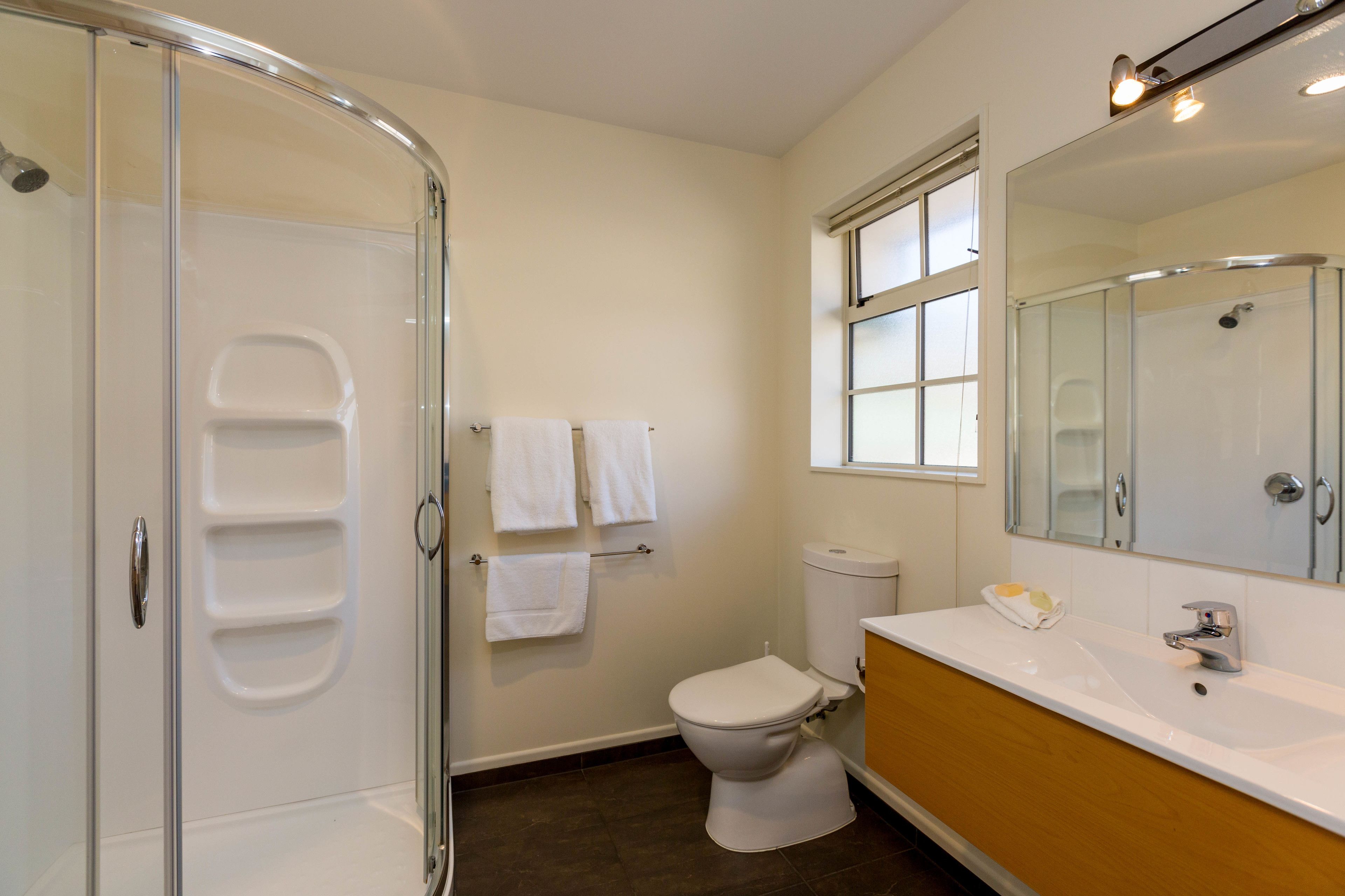 Studio | Bathroom | Combined shower/tub, free toiletries, hair dryer, towels