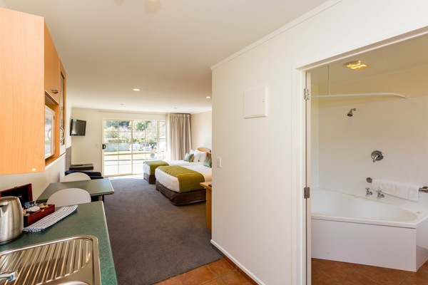 Studio, bubbelbad | Luxe beddengoed, Select Comfort-bedden, een bureau, geluiddichte muren