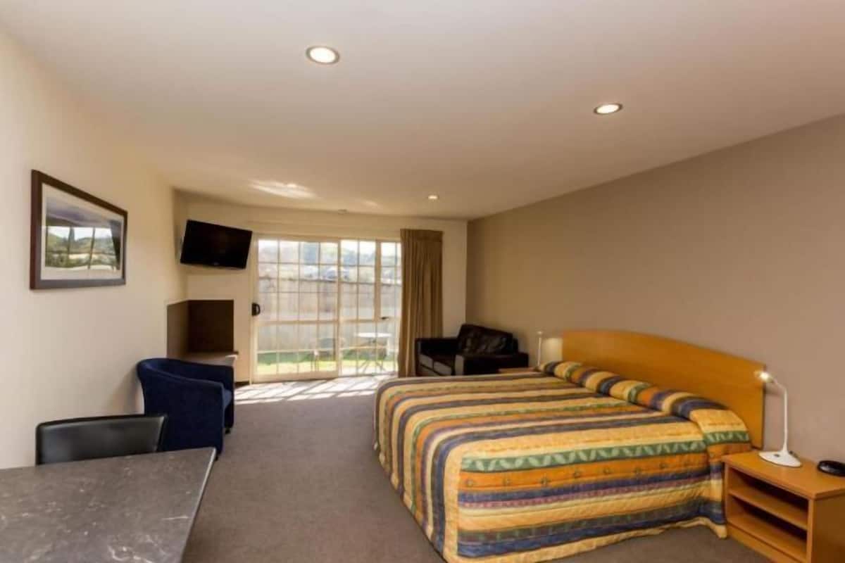 Premium bedding, Select Comfort beds, desk, soundproofing