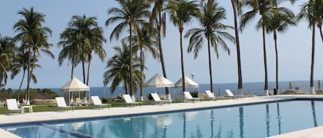 Una piscina al aire libre