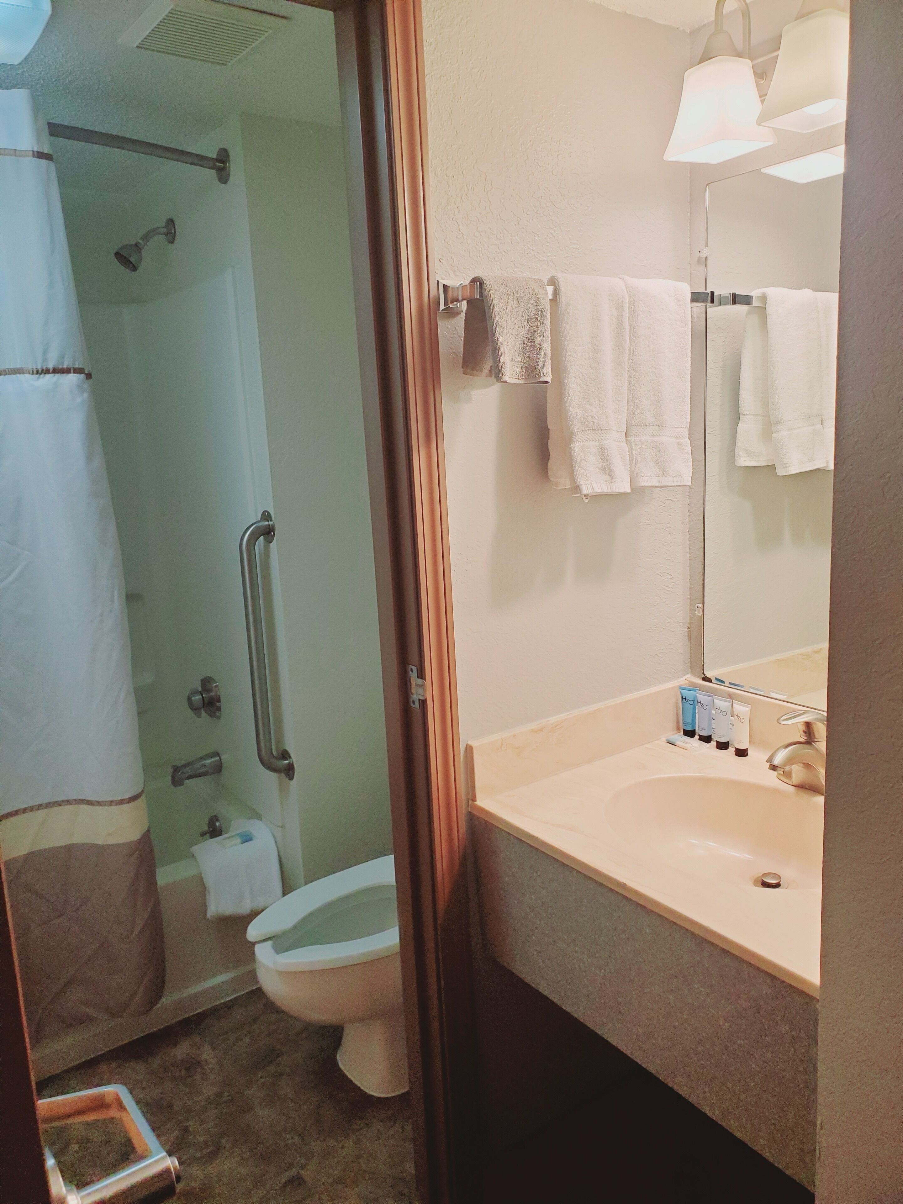 pet friendly room | bathroom | combined shower/bathtub, hair dryer, towels