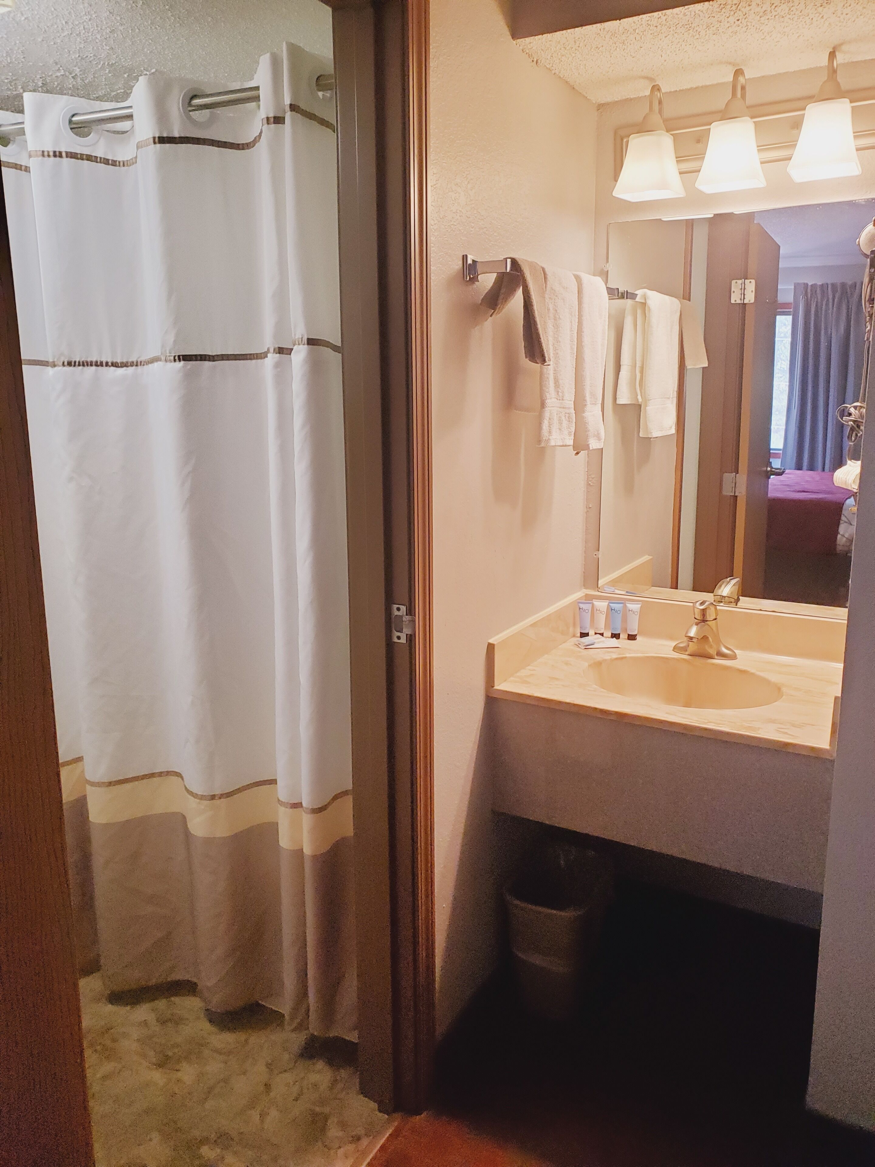 king single | bathroom | combined shower/bathtub, hair dryer, towels