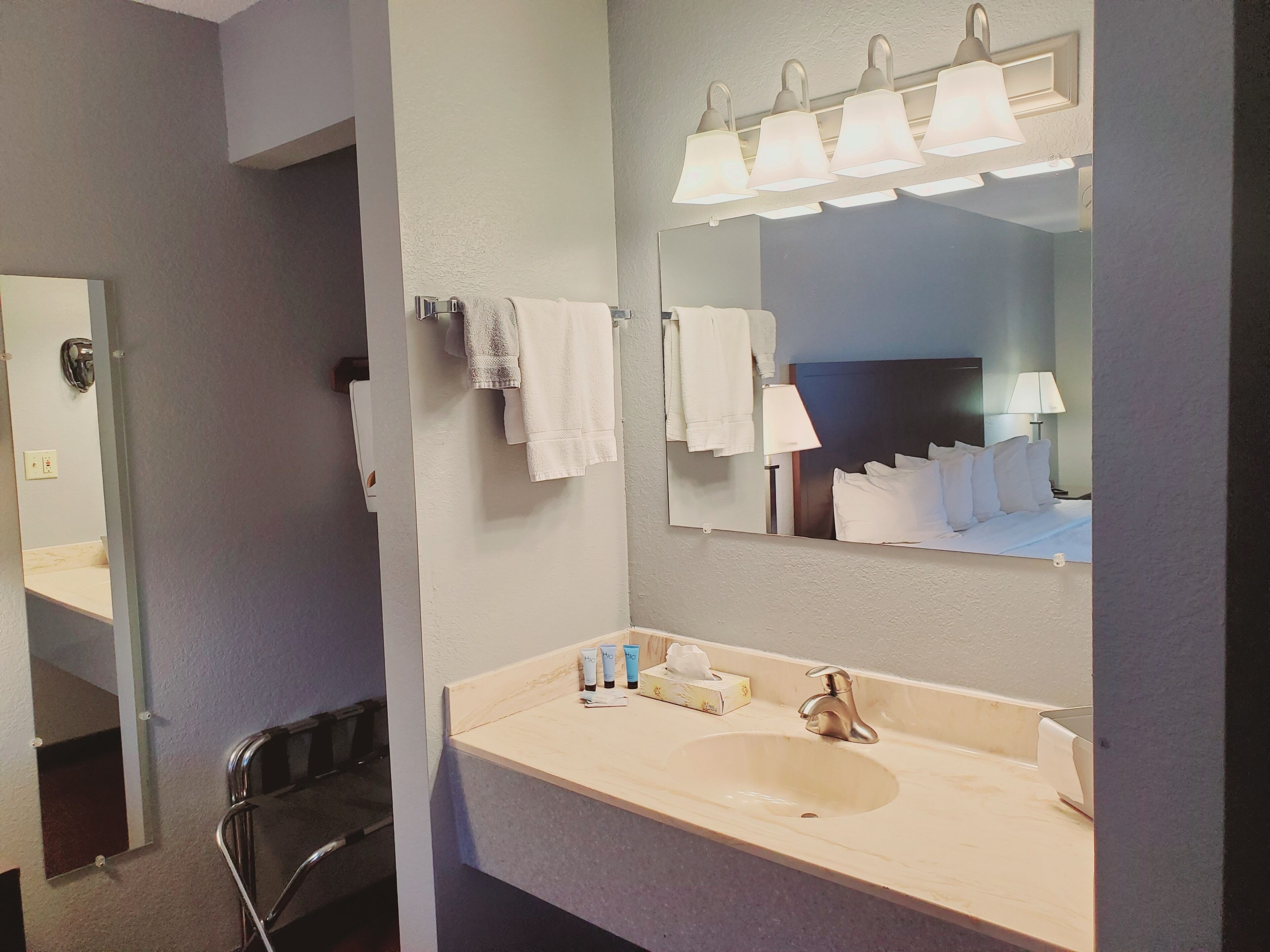 combined shower/bathtub, hair dryer, towels