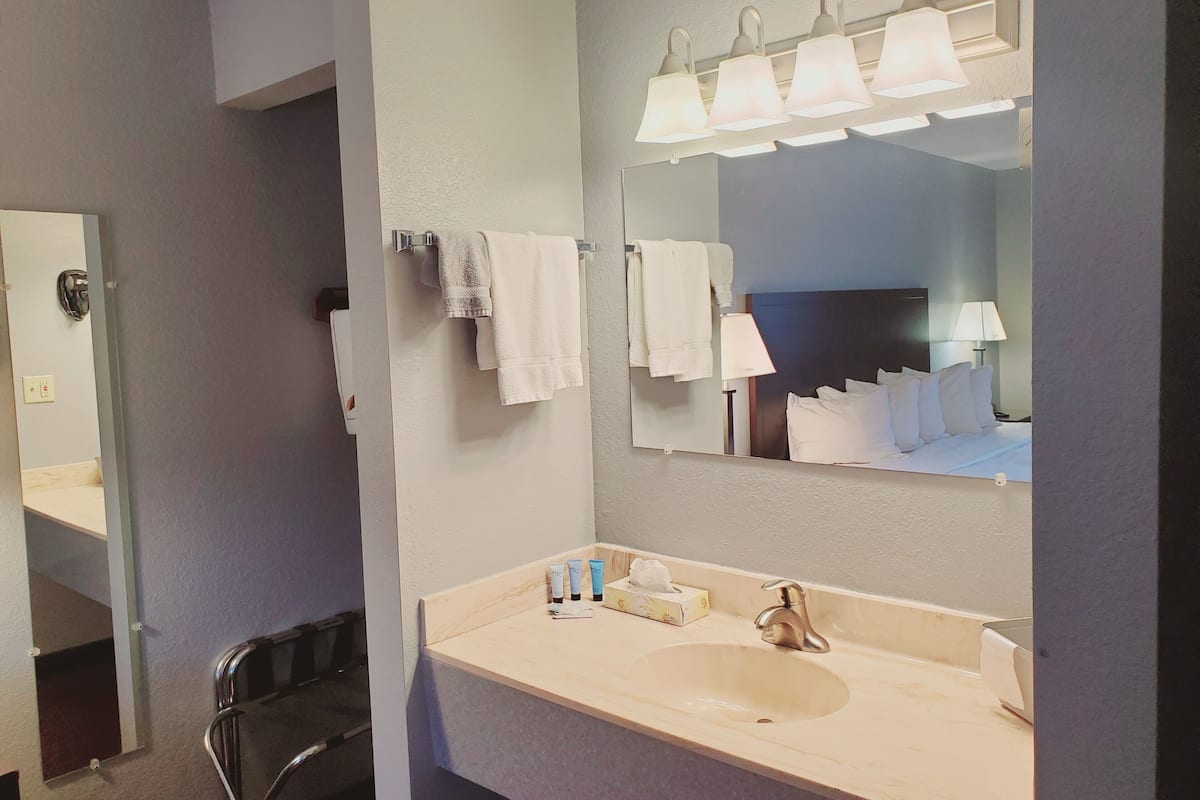 combined shower/bathtub, hair dryer, towels