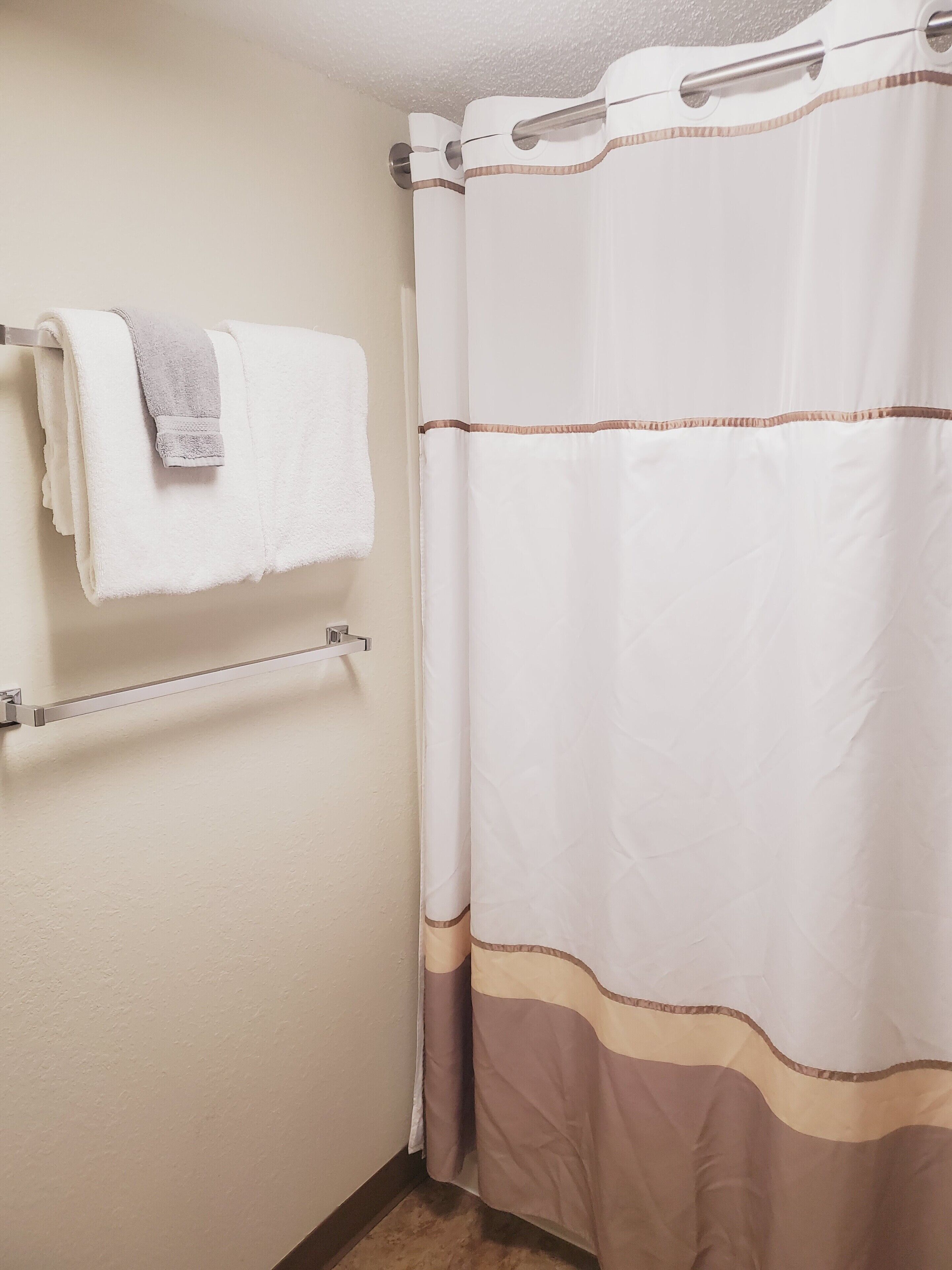 combined shower/bathtub, hair dryer, towels