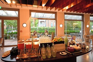 平日供應全套早餐  (每人 EUR23.00)