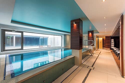 Piscina coperta, lettini
