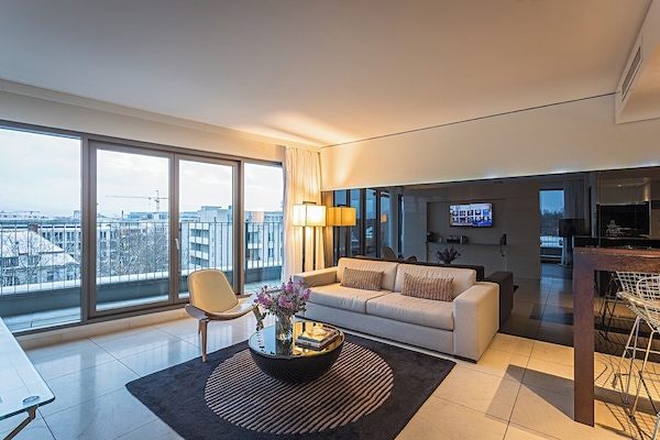 Suite – panorama | Oppholdsområde | En 37-tommers Flatskjerm-TV med kabel-kanaler samt TV og premierefilmer