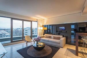 Panorámás lakosztály | Nappalirész | Síkképernyős tévé, premierfilmek és fizetős filmek