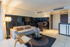 Panoramic Suite | Living area | 37-inch flat-screen TV with cable channels, TV, first-run movies - Pestana Berlin Tiergarten (Berlin)