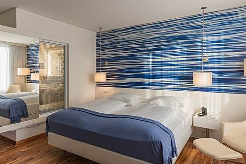 Hochwertige Bettwaren, Daunenbettdecken, Pillowtop-Betten, Minibar