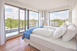 Panorámás lakosztály | Prémium ágynemű, pehelypaplan, kényelmi párnázat és minibár