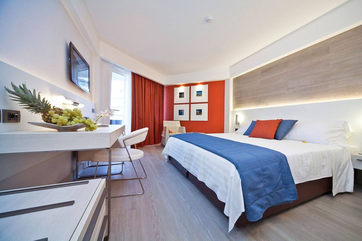 Minibar, in-room safe, desk, blackout drapes