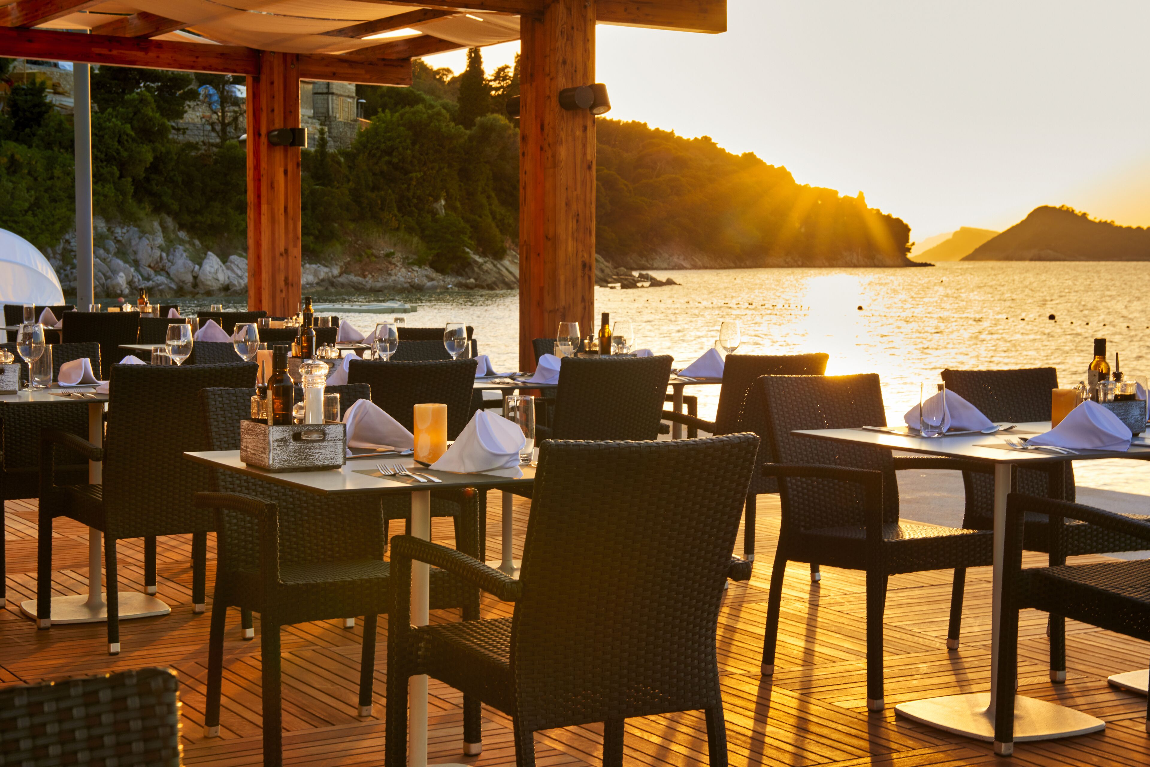 3 restaurants servant le déjeuner et le dîner