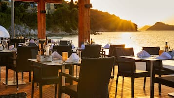 3 restaurants servant le déjeuner et le dîner