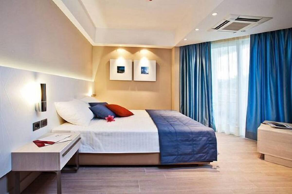 Minibar, in-room safe, desk, blackout drapes