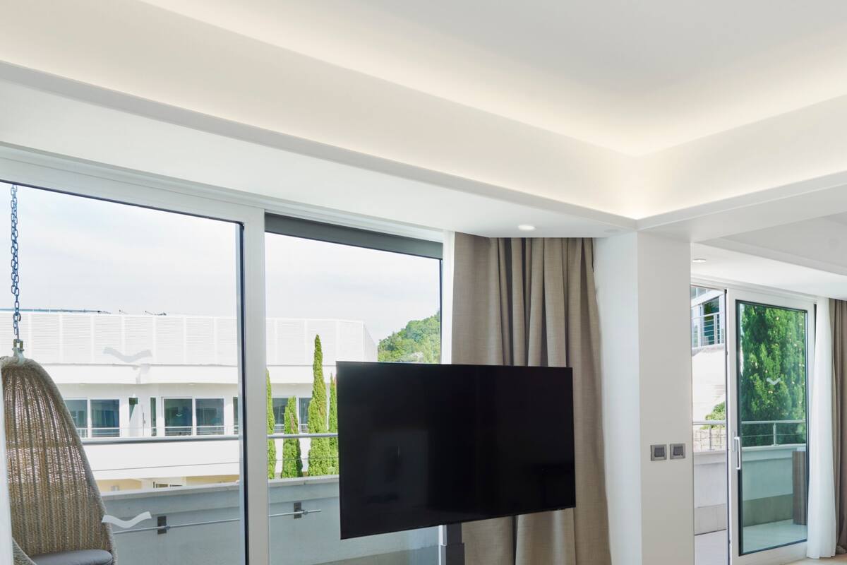 RMH Experience Suite, Partial Sea View | Minibar, in-room safe, desk, blackout drapes