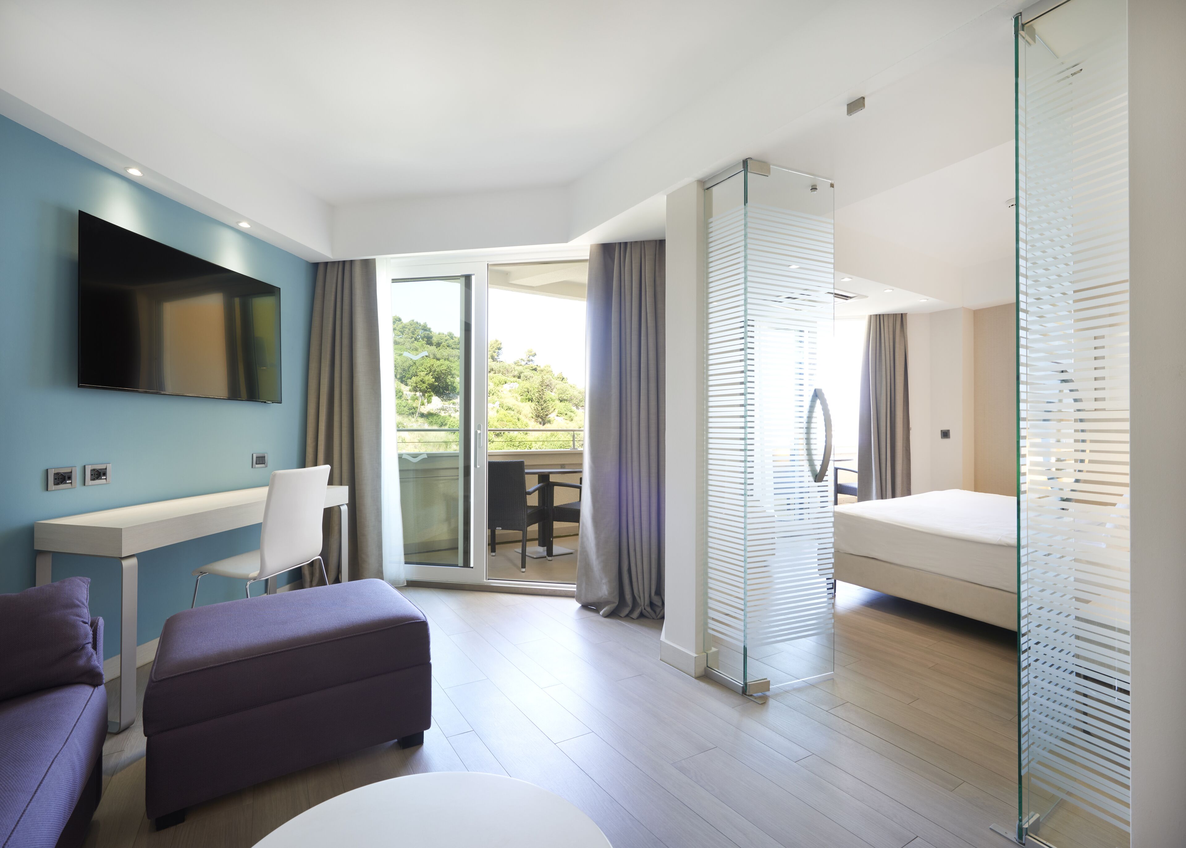 deluxe room, balcony, partial sea view | 1 bedroom, minibar, in-room safe, desk