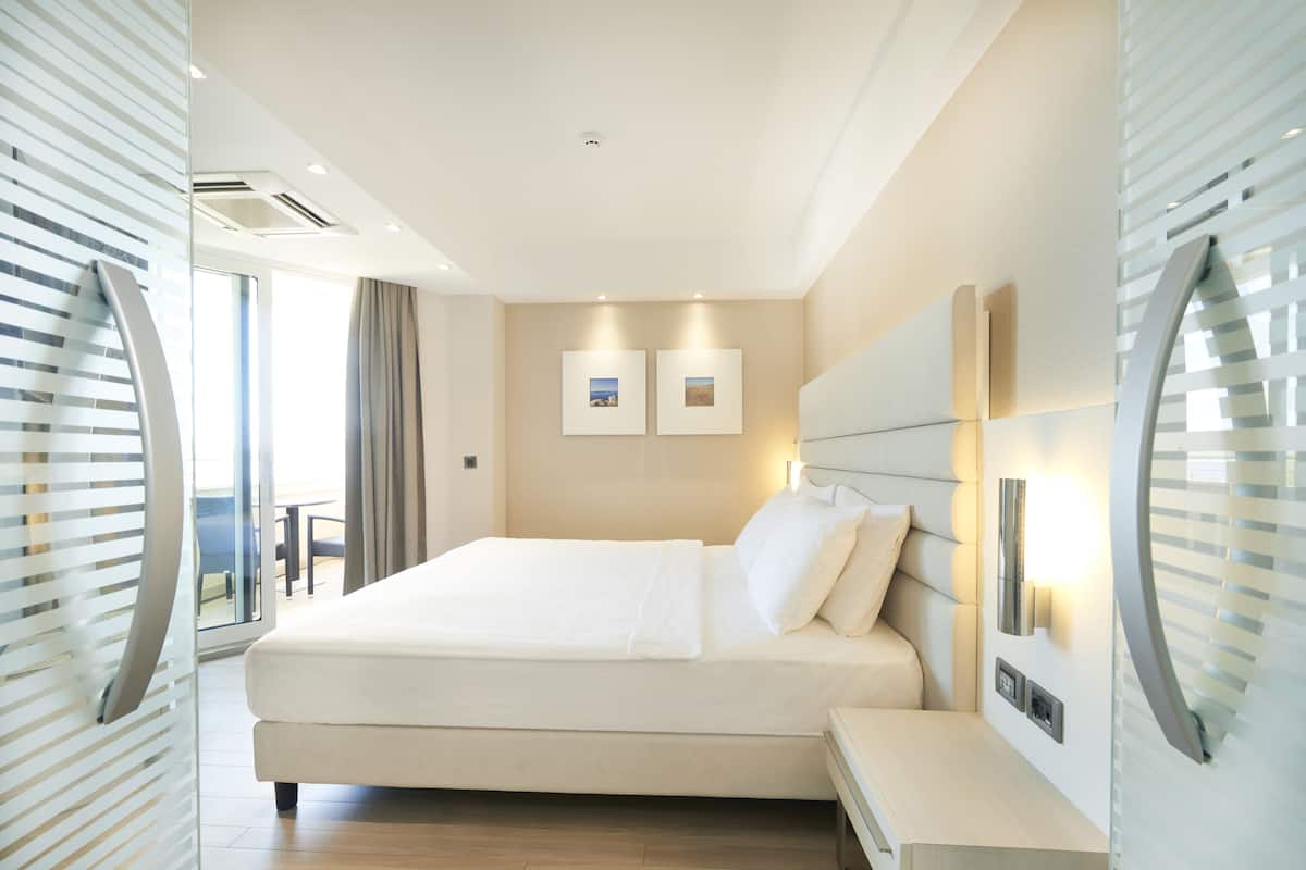 Deluxe Room, Balcony, Partial Sea View | 1 bedroom, minibar, in-room safe, desk