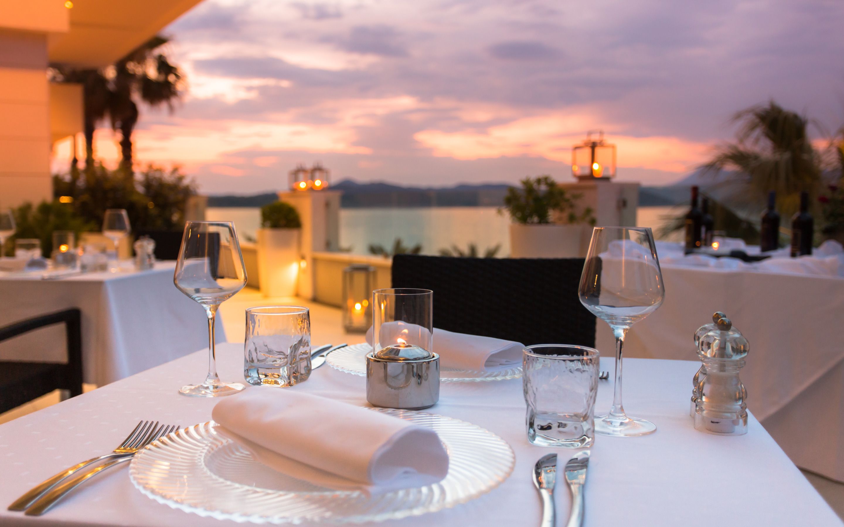 3 restaurants, lunch, dinner served; international cuisine