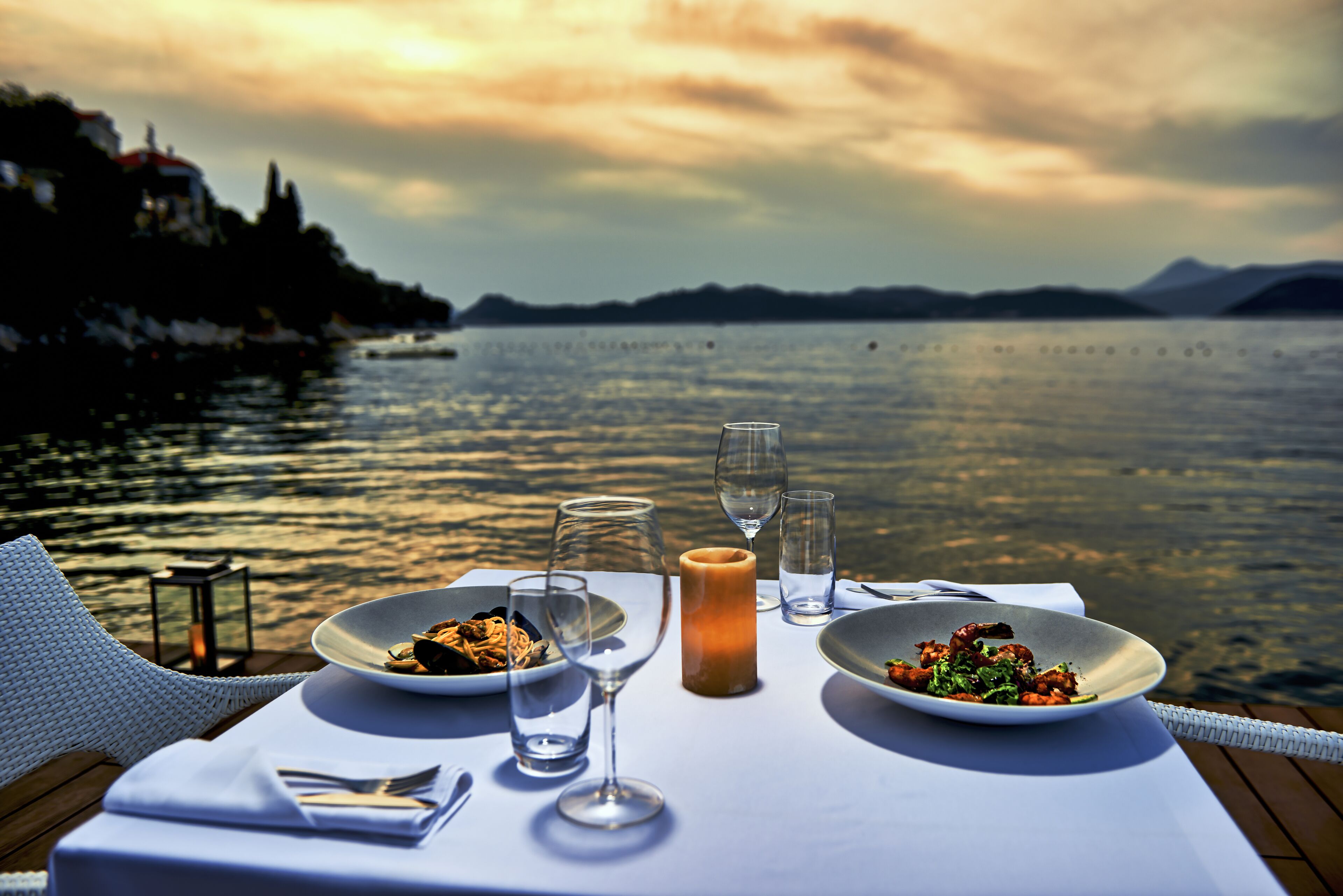 3 restaurants, lunch, dinner served; international cuisine