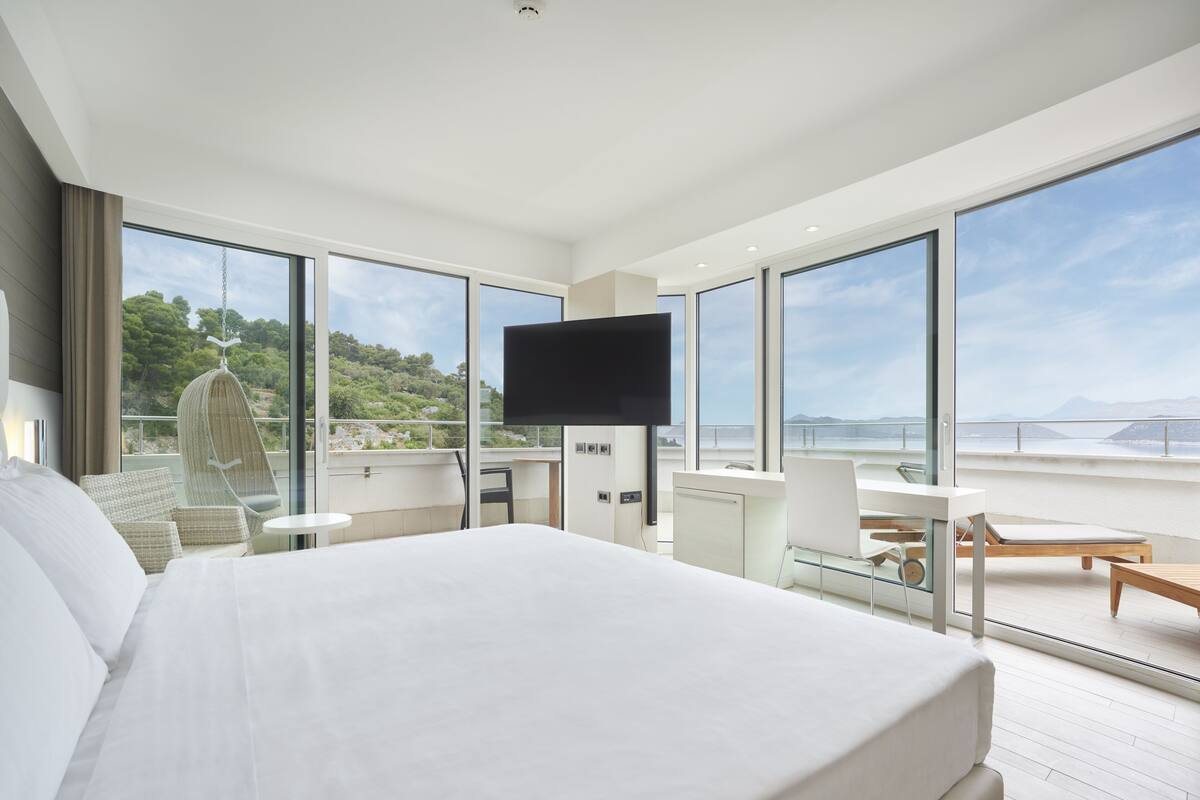 Sky Cloud Suite, Terrace, Sea View | Minibar, in-room safe, desk, blackout drapes