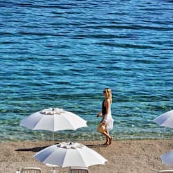 Sulla spiaggia, lettini da mare, ombrelloni, teli da spiaggia