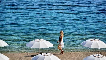 Am Strand, Liegestühle, Sonnenschirme, Strandtücher