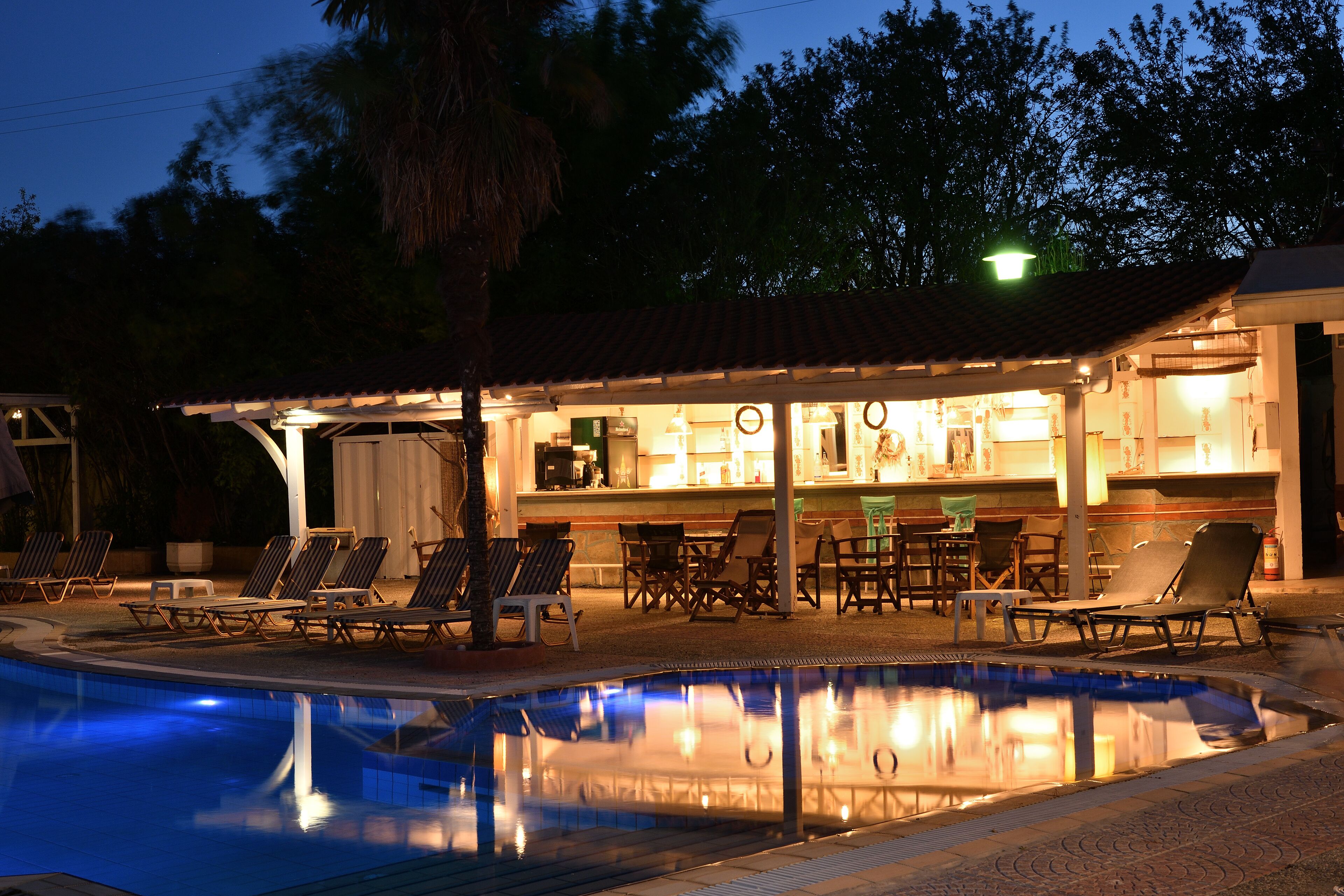 Quầy bar bên hồ bơi