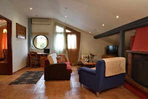 Leilighet, 2 soverom | Oppholdsrom | TV