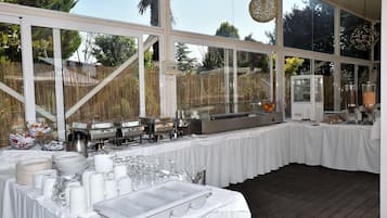 Petit déjeuner buffet (7 EUR par personne)