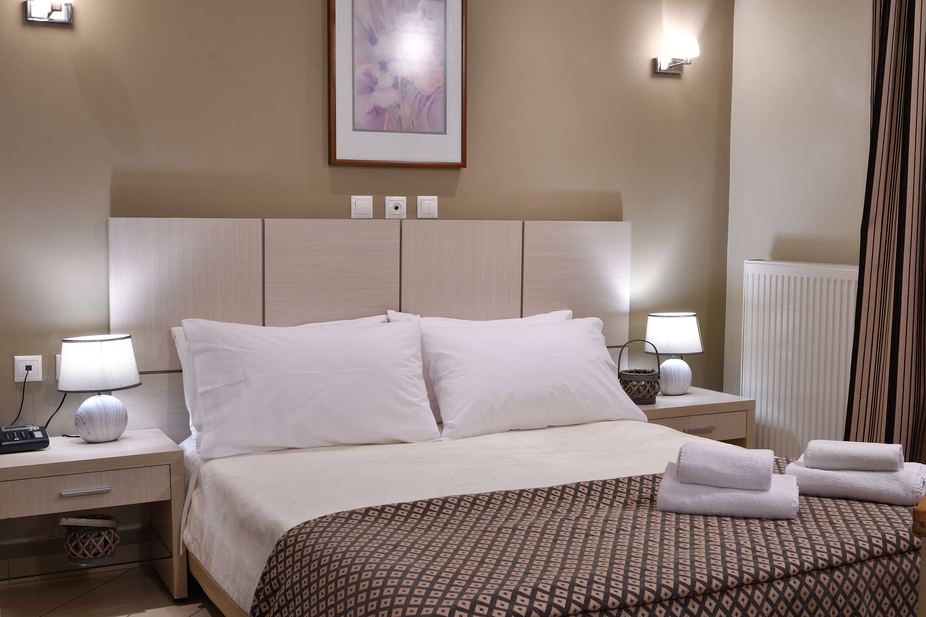 Cofres nos quartos, escrivaninha, cortinas blackout