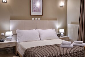 Safe på rommet, skrivebord, blendingsgardiner og lydisolert