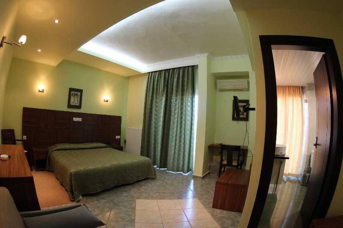 In-room safe, desk, blackout drapes, soundproofing