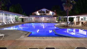 Outdoor pool, pool loungers