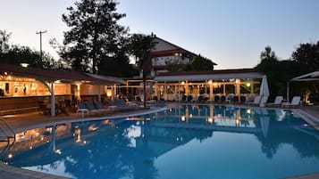 Piscine extérieure, chaises longues